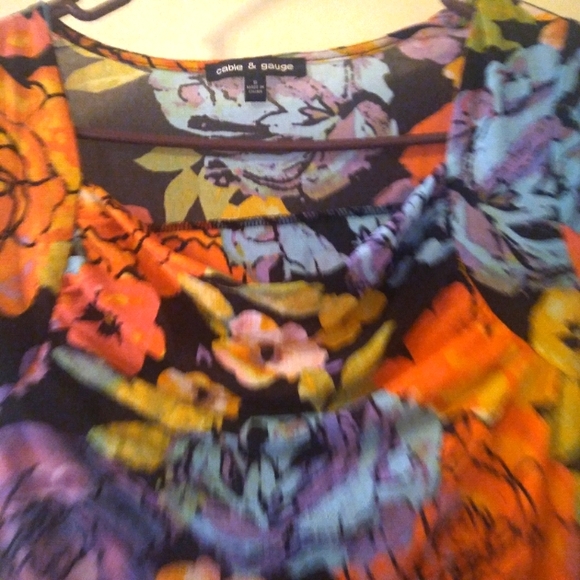 Cable & Gauge Stretchy  Floral Top, Size: Small. - Picture 6 of 8